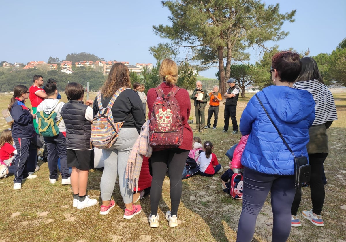 Los escolares barquereños en la zona de El Rosal en donde plantaron los árboles.