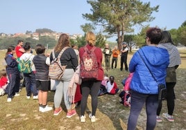 Los escolares barquereños en la zona de El Rosal en donde plantaron los árboles.