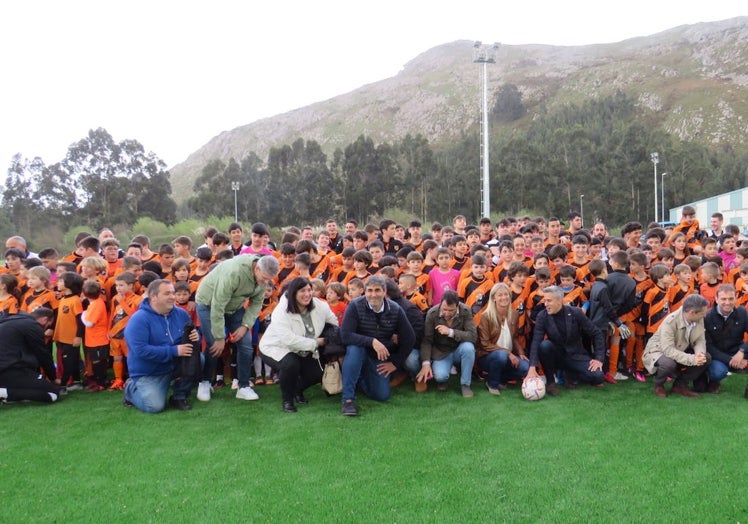 Imagen principal - Los clubes de Castro estrenan el renovado campo de fútbol de Vallegón