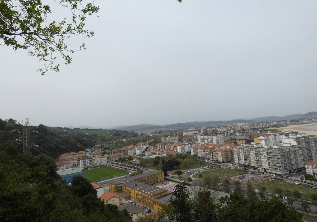 Panorámica desde el Alto de Laredo donde se ven algunas de las edificaciones favorablemente afectadas por la modificación puntal, entre ellas el campo de fútbol de San Lorenzo o el polideportivo Emlio Amavisca.