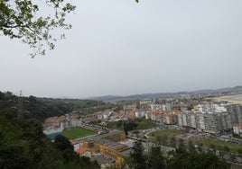 Panorámica desde el Alto de Laredo donde se ven algunas de las edificaciones favorablemente afectadas por la modificación puntal, entre ellas el campo de fútbol de San Lorenzo o el polideportivo Emlio Amavisca.