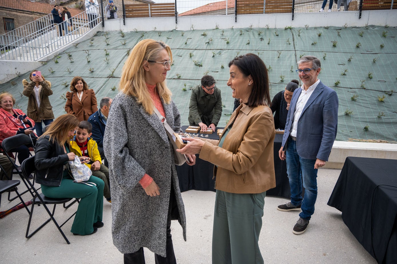 La alcaldesa, Gema Igual y el concejal de Fomento, César Díaz, charlan con una vecina este viernes