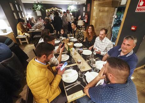 Imagen secundaria 1 - Participantes de la cena | Abajo, Romina Agüero, hija de Ramonín Agüero, y Deñe Galdós, viuda de Nacho Basurto. 