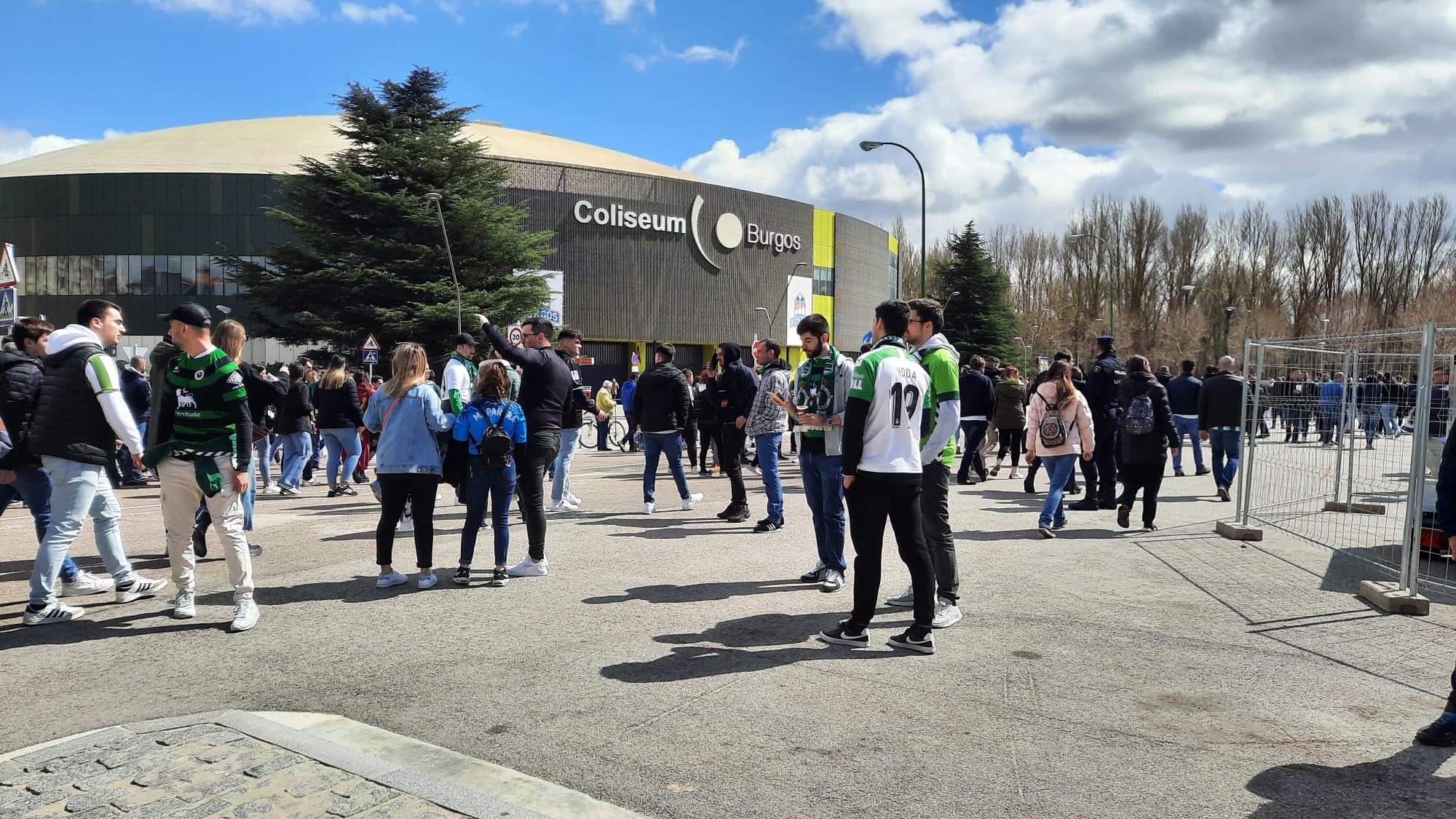 Seguidores racinguistas aguardan para entrar al campo junto al pabellón del San Pablo Burgos.