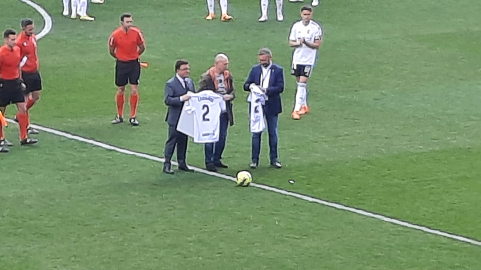 El exjugador y extécnico tanto del Racing como del Burgos, Fede Castaños, realizó el saque de honor del partido.