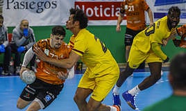 Juan Antonio Jodar trata de zafarse del marcaje de Thiagus Petrus para lanzar a portería.