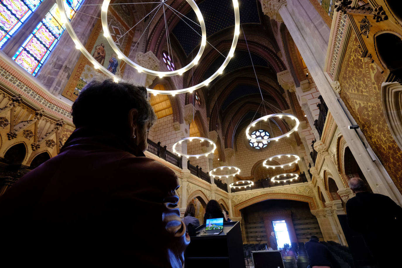 Una persona admira la belleza de la Iglesia recién restaurada