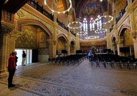 Los primeros visitantes admiran la Iglesia del Seminario Mayor