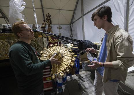 Imagen secundaria 1 - 1. Momento en que introducen los pernos en los 62 candelabros del paso. | 2. Iván y Daniel, con las coronas de la Virgen y del Cristo, listas para colocar. | 3. Dos cofrades destapan al Cristo del Amor al llegar a la carpa.