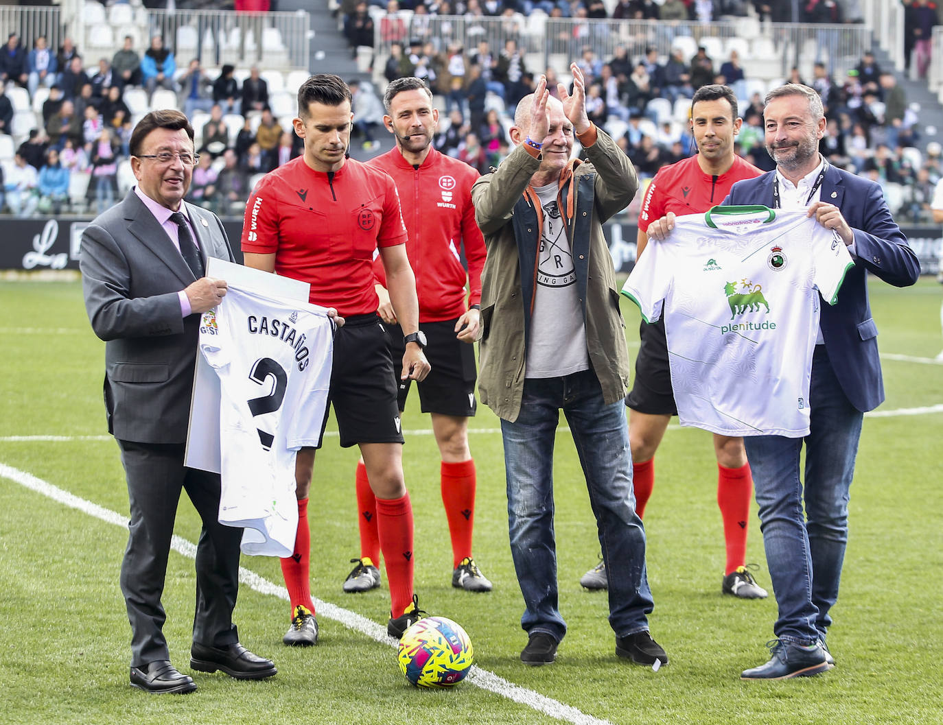 Rodrigo Santidrián (izquierda), presidente del Burgos, Fede Castaños y Alfredo Pérez, presidente del Racing, junto al equipo arbitral en el pequeño homenaje que antes del partido se tributó al exjugador y extécnico de ambos equipos.