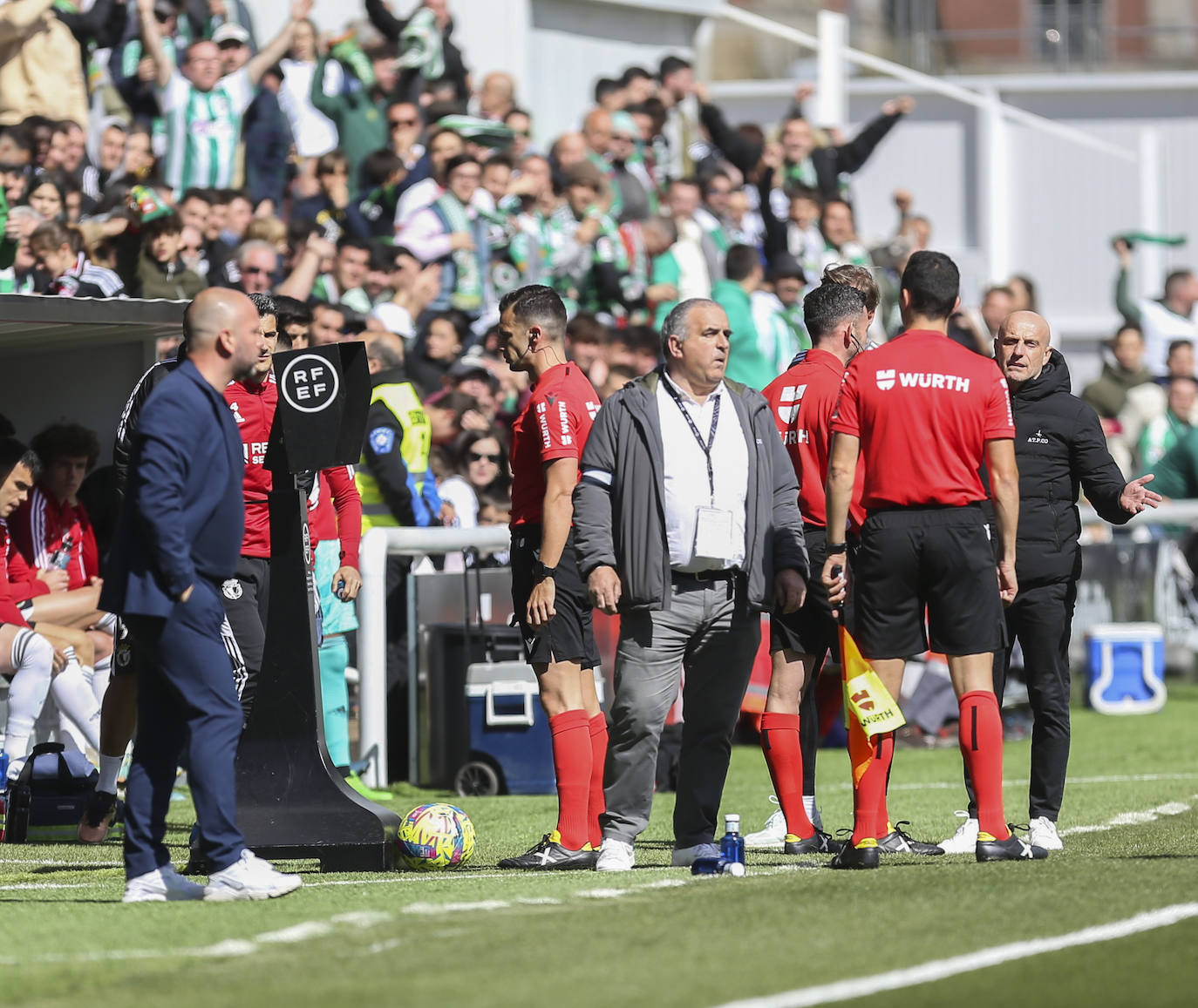 Quintero González revisa en el monitor la jugada que se saldó con penalti a favor del Racing.