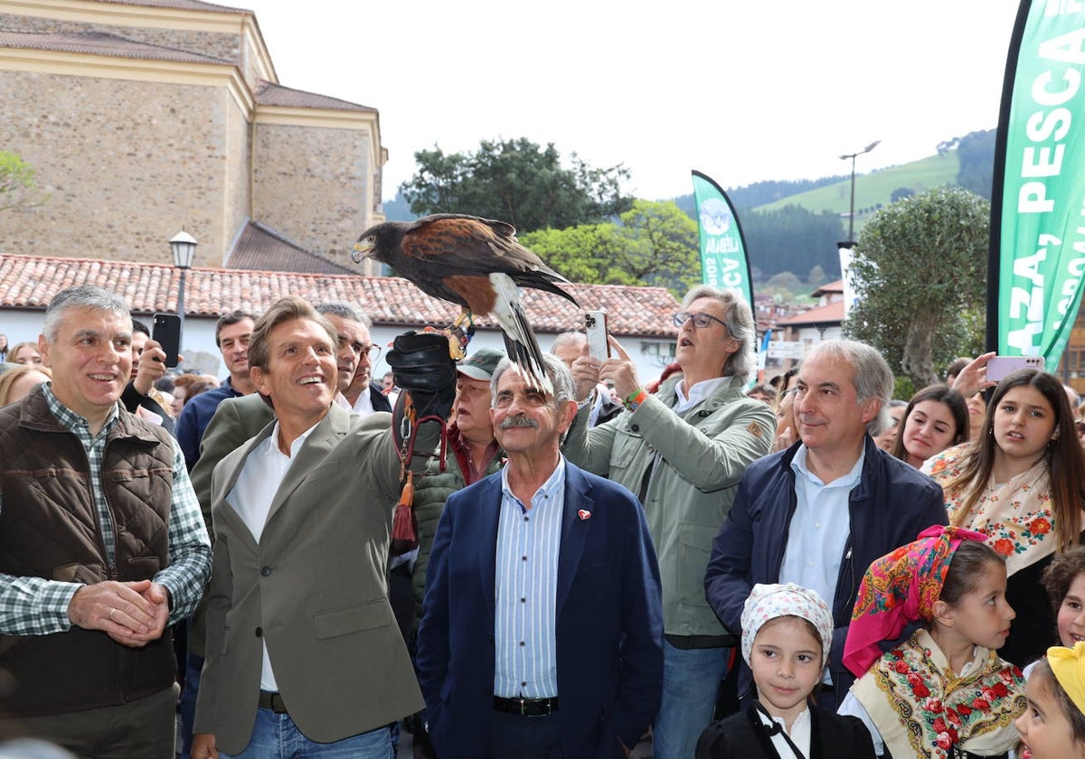 El torero andaluz sostiene una rapaz al comienzo de la feria junto a Santos Gómez, Miguel Ángel Revilla, Poty y Javier Gómez