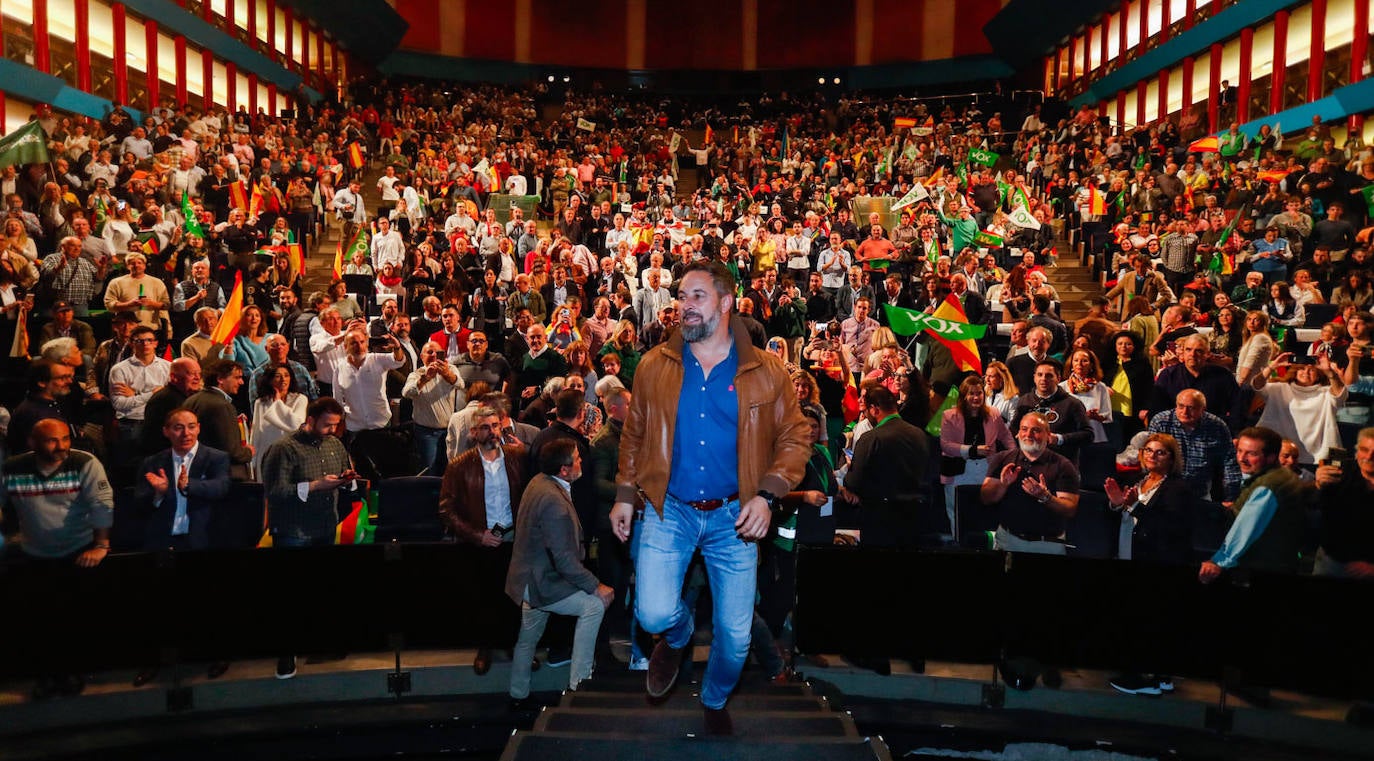 Santiago Abascal sube al escenario de la sala Argenta entre aplausos.