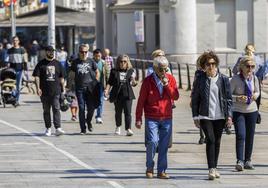 El frente marítimo de Santander, lleno de paseantes.