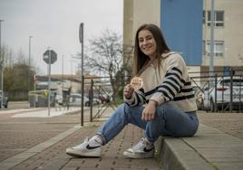 tNadia Gómez posa con la medalla de bronce que ganó en el Europeo de kárate que se celebró en Guadalajara.