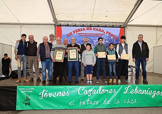 Cazadores veteranos homenajeados en la feria de la caza y jóvenes cazadores, junto a jefes de cuadrilla