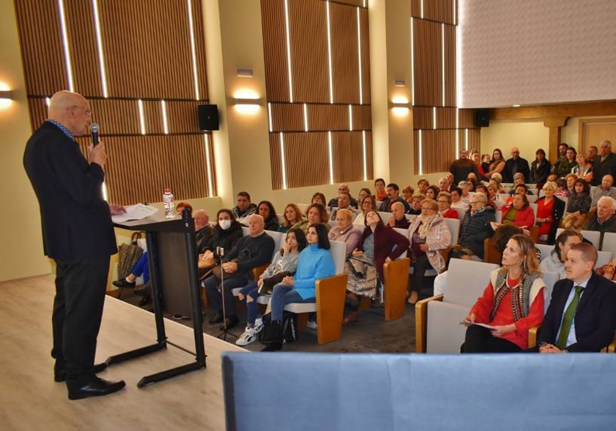 El estreno del nuevo auditorio de San Felices sirvió como despedida para González Linares.