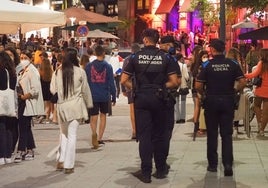 Agentes de la Policía Local de Santander durante una patrulla