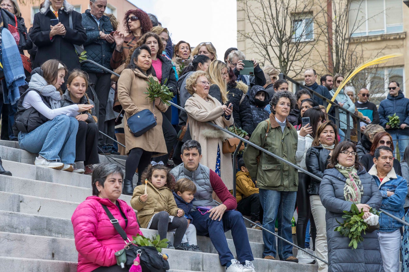 La lluvia dio una tregua y animó el ambiente del Domingo de Ramos.