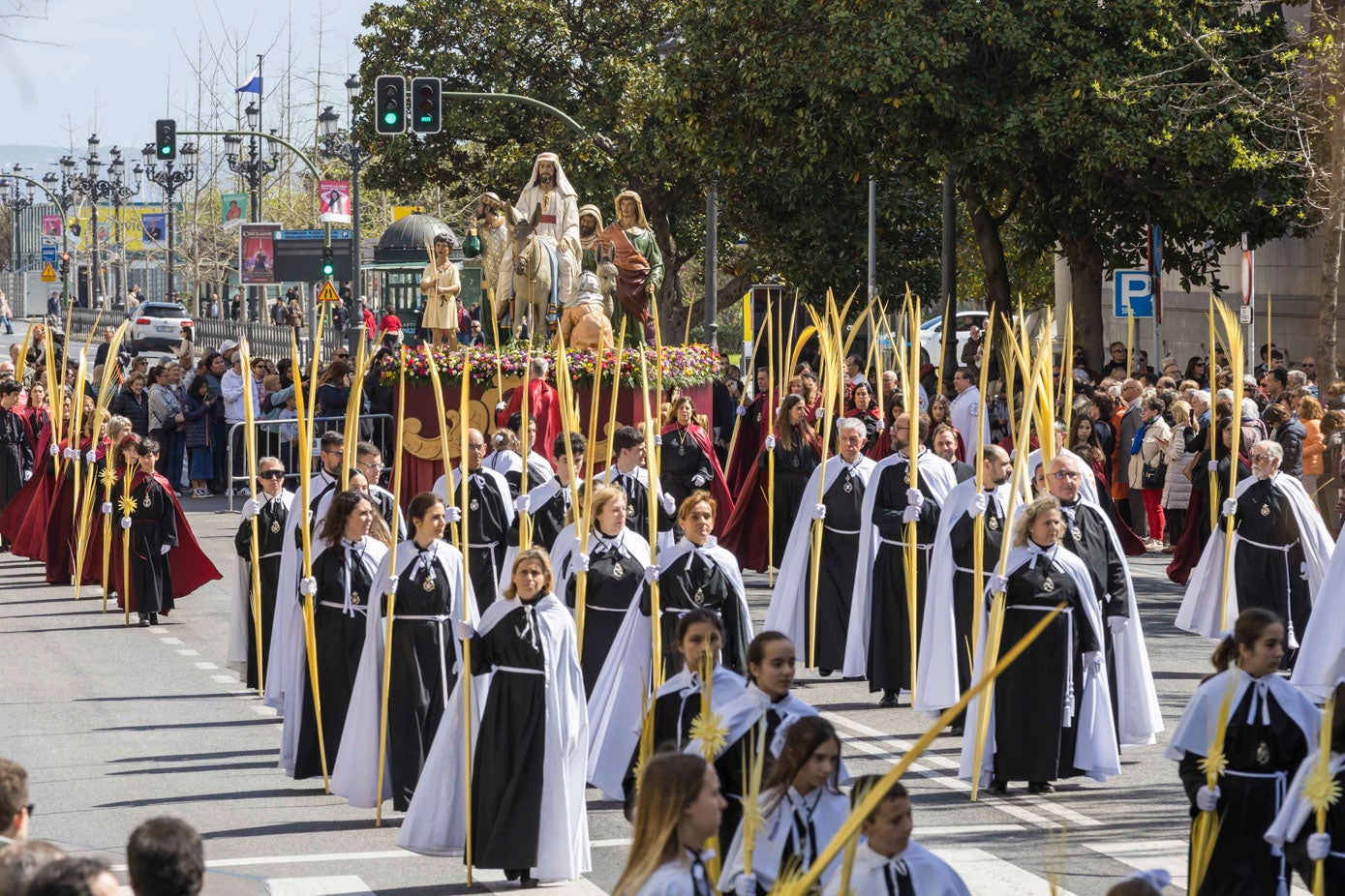 Las cofradías a su paso por Calvo Sotelo, a la altura de la Catedral. 