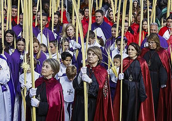 Imagen de la procesión dominical del Domingo de Ramos que ha comenzado en el Ayuntamiento de Santander y ha recorrido Calvo Sotelo.