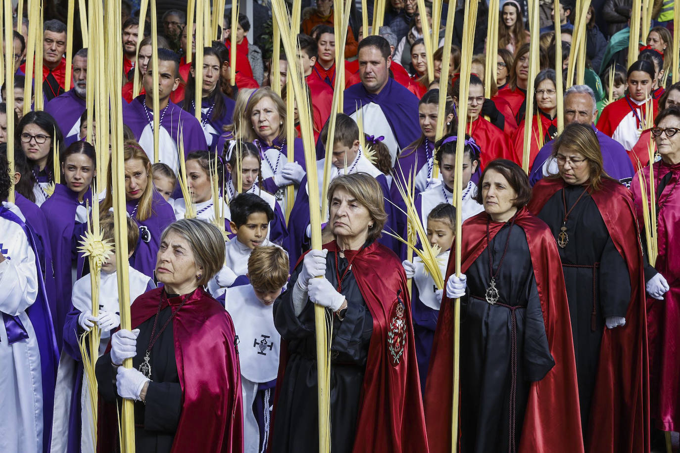 Imagen de la procesión dominical del Domingo de Ramos que ha comenzado en el Ayuntamiento de Santander y ha recorrido Calvo Sotelo.