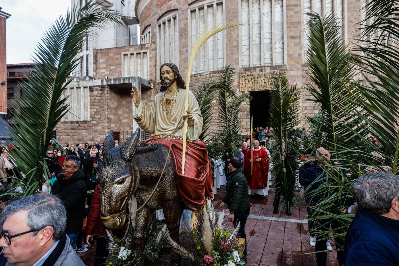 Salida del paso desde la Iglesia de Nuestra Señora de la Asunción.