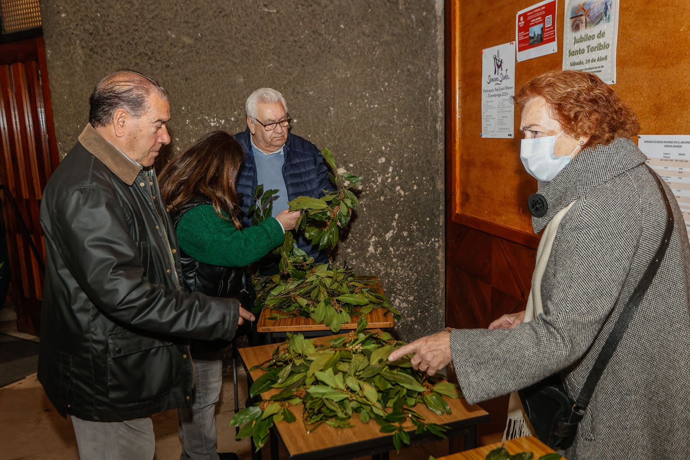 Preparación de los ramos de laurel antes del comienzo de la celebración.