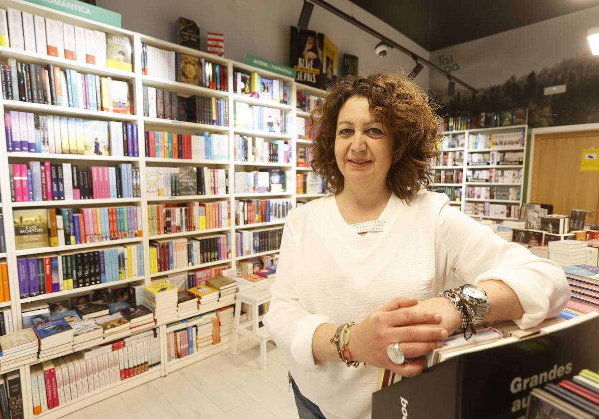 Virginia Tamés está al frente de la librería más joven de la capital del Besaya.