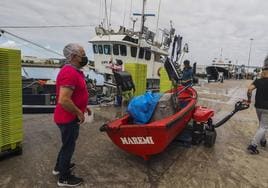 Varios tripulantes del pesquero Siempre al Alba que rescataron a casi todos los del Maremi en 2021. Una semana después de ese suceso ellos fueron los rescatados.