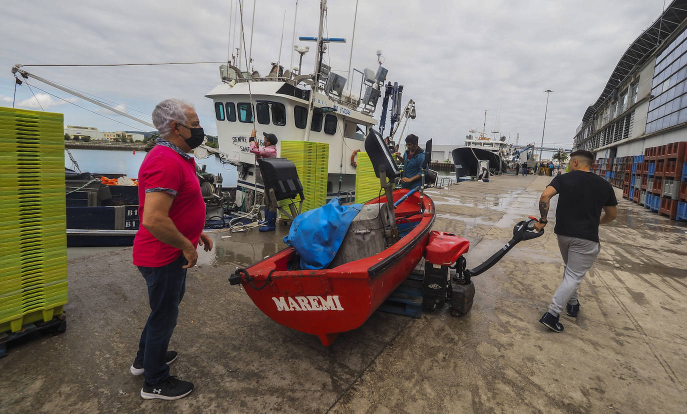 Varios tripulantes del pesquero Siempre al Alba que rescataron a casi todos los del Maremi en 2021. Una semana después de ese suceso ellos fueron los rescatados.