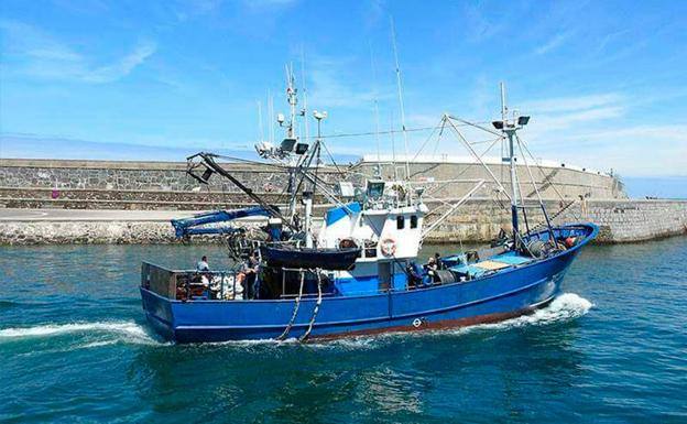 Marhvin. Los ocho marineros del pesquero con sede en Santoña fueron rescatados con vida a 53 millas al norte de Punta Galea, en aguas vizcaínas. Fecha: 9 de agosto de 2020