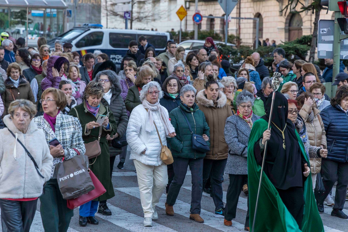 Devotos y files siguieron a la Virgen de la Esperanza