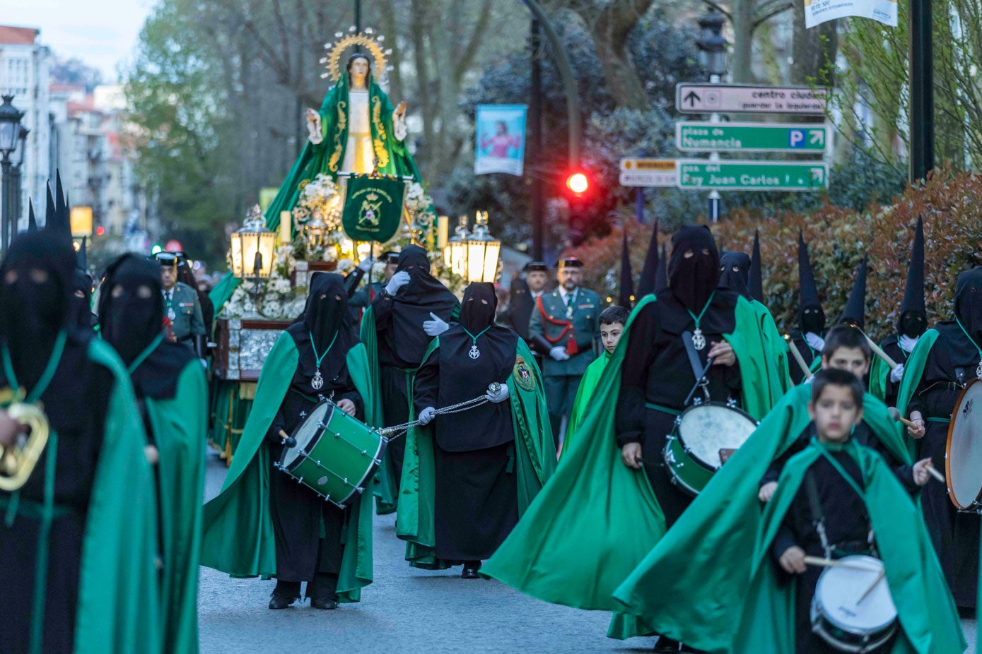 La Virgen de la Esperanza, con sus nazarenos.