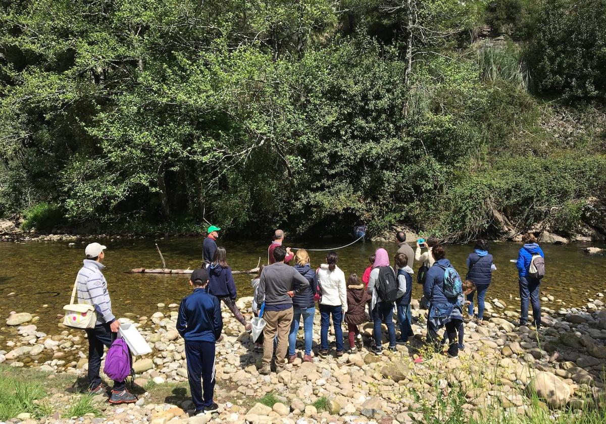 Voluntarios realizando un análisis de un río cántabro.