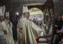 El obispo de Santander, Manuel Sánchez Monge, cierra la Puerta del Perdón en la clausura de la anterior edición del Año Jubilar.