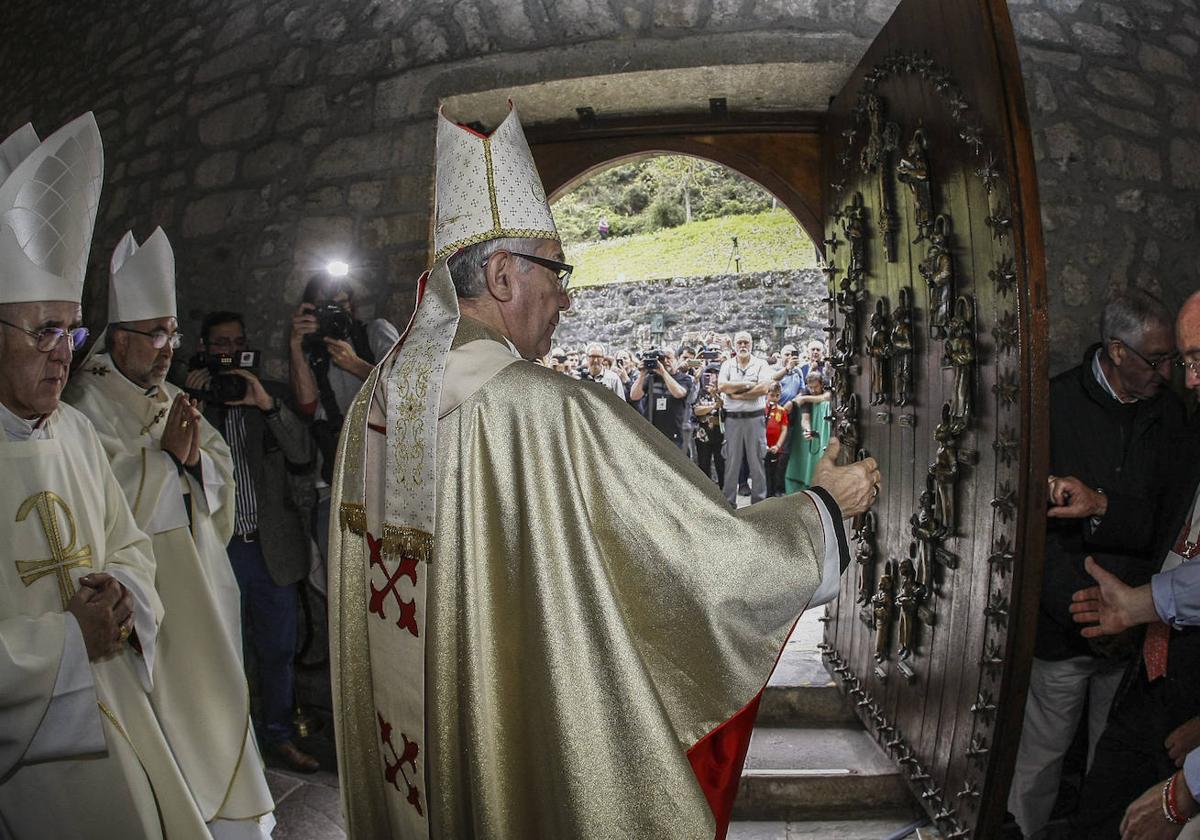 El obispo de Santander, Manuel Sánchez Monge, cierra la Puerta del Perdón en la clausura de la anterior edición del Año Jubilar.