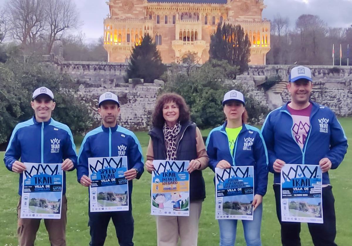 La alcaldesa y la concejala de Deportes presentan el cartel de este año junto a tres organizadores.