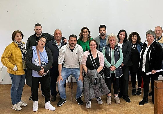 El candidato del PRC, Alejandro García, con el resto de miembros del Comité Local.