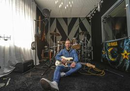 Nando G. Miguel tiene en su estudio una amplia colección de guitarras con las que toca en los conciertos de su banda, La Fuga.