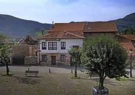 La casa está ubicada en la plaza del pueblo, a escasos metros del Museo de la Naturaleza.