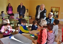 Reciente visita de Lombó a las escuelas unitarias de Cieza.