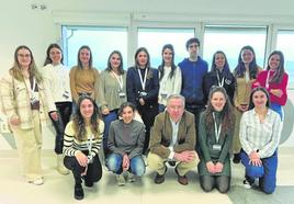 Varios de los jóvenes contratados en el marco del 'Programa Investigo' por Idival, junto a su director de Gestión, Galo Peralta.