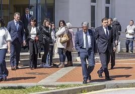 Revilla y Planas, en primer término, a la salida de la reunión en la sede de Salvamento Marítimo. Detrás, los familiares de Francisco Faleato.