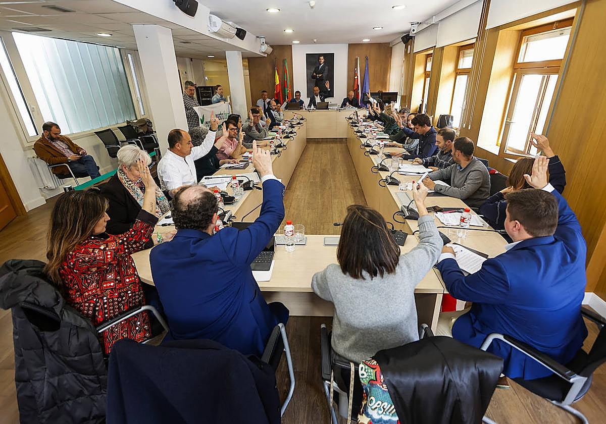 La Corporación de Torrelavega vota uno de los puntos del orden del día durante la sesión plenaria de este martes