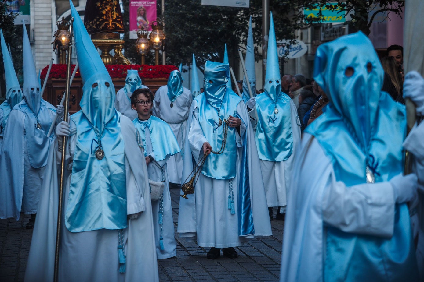 Nazarenos de la cofradía de La Inmaculada (padres Carmelitas), ante el paso de El Señor de la Misericordia.