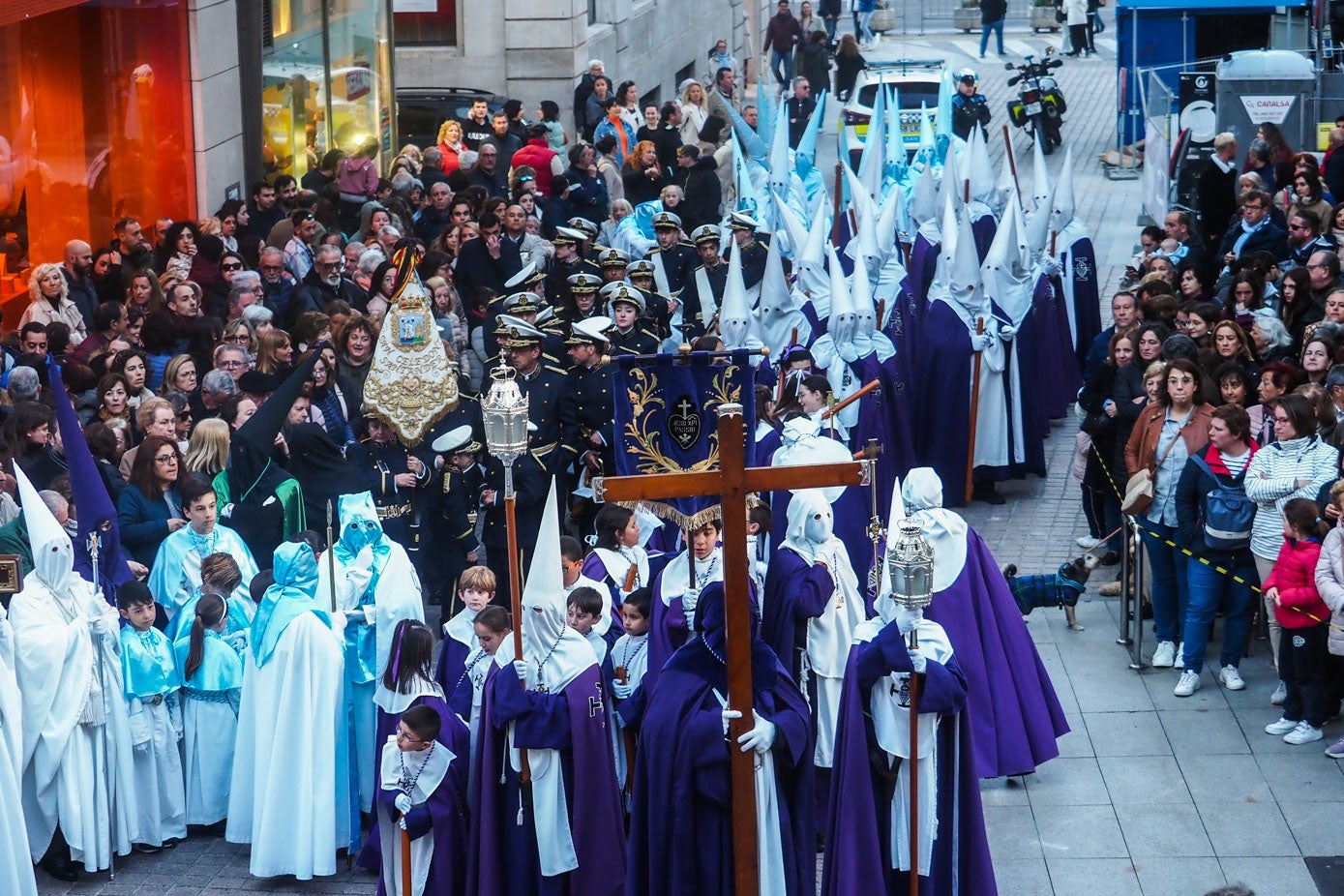 Nazarenos de la cofradía de La Inmaculada.