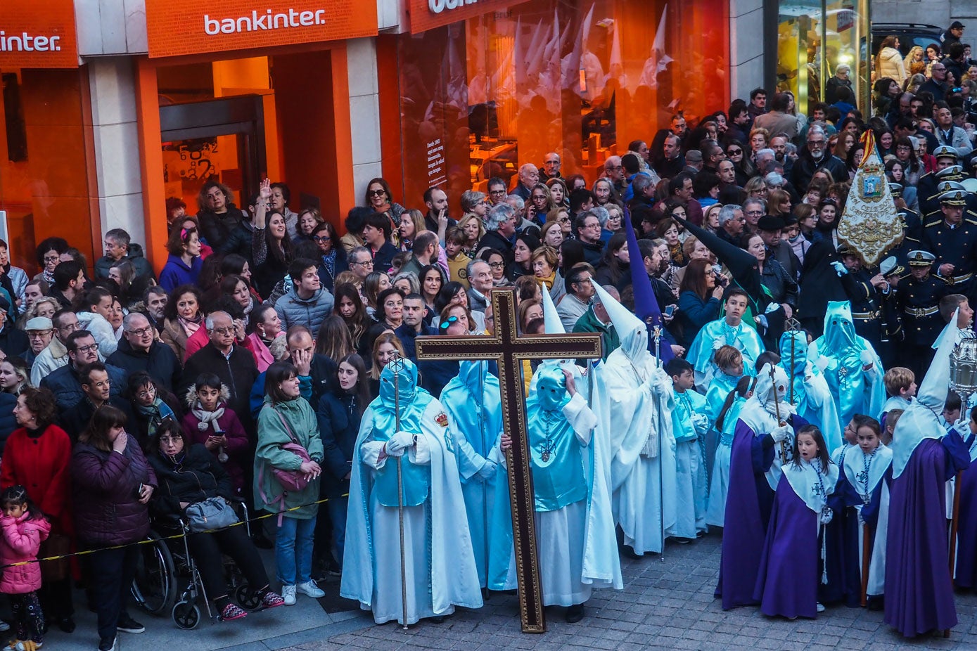 Nazarenos y público, a la espera de El Encuentro.