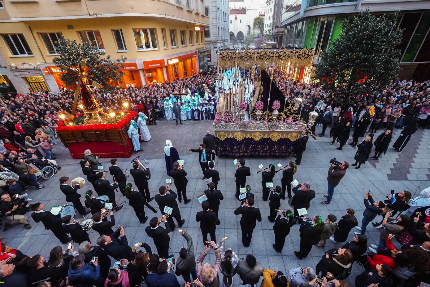 Momento de El Encuentro entre la Virgen de La Amargura y el Señor de la Misericordia, con la banda de Cigales, de Valladolid.