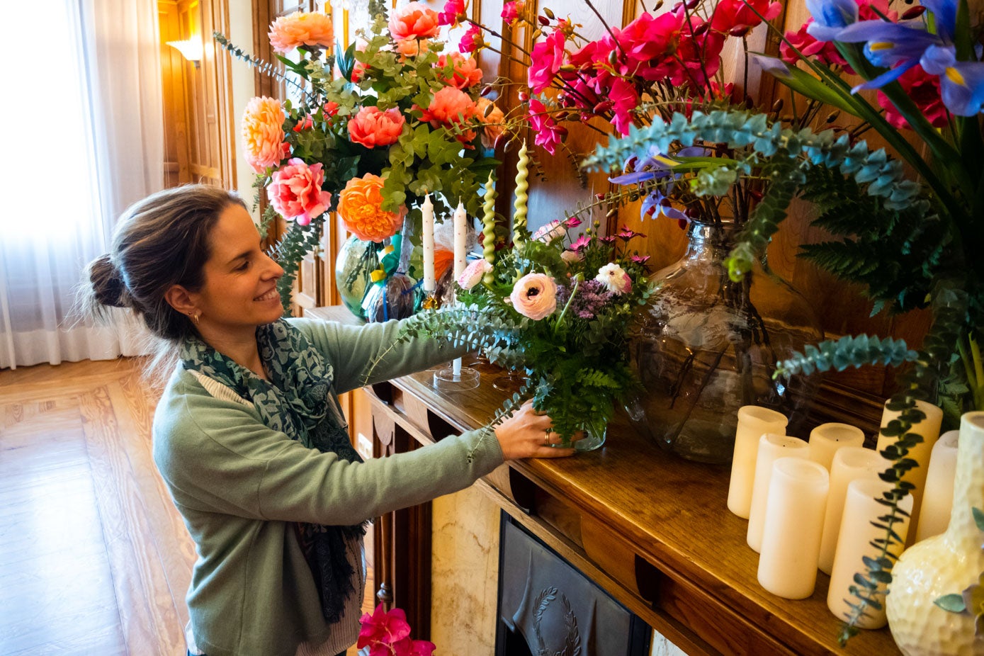 Lucía Rebolledo, arreglando las flores de la chimena.